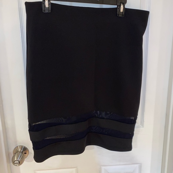 Bodycon high waisted skirt with mesh paneling - Picture 2 of 4
